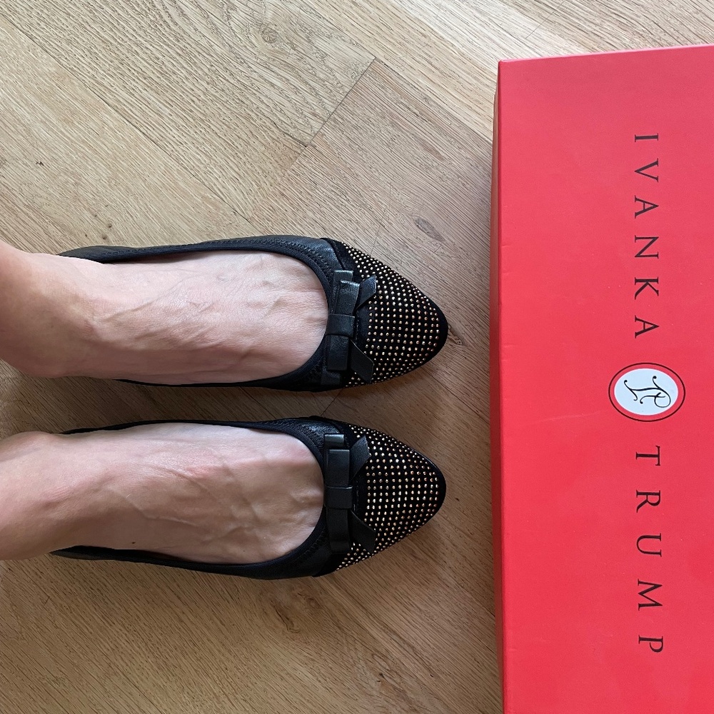 Ivanka Trump Leather Ballet Flat w/gold studs Sz 9.5 - Picture 2 of 8